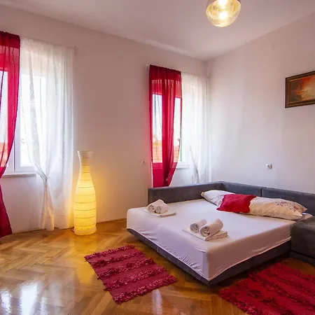 Emma Apartment Split